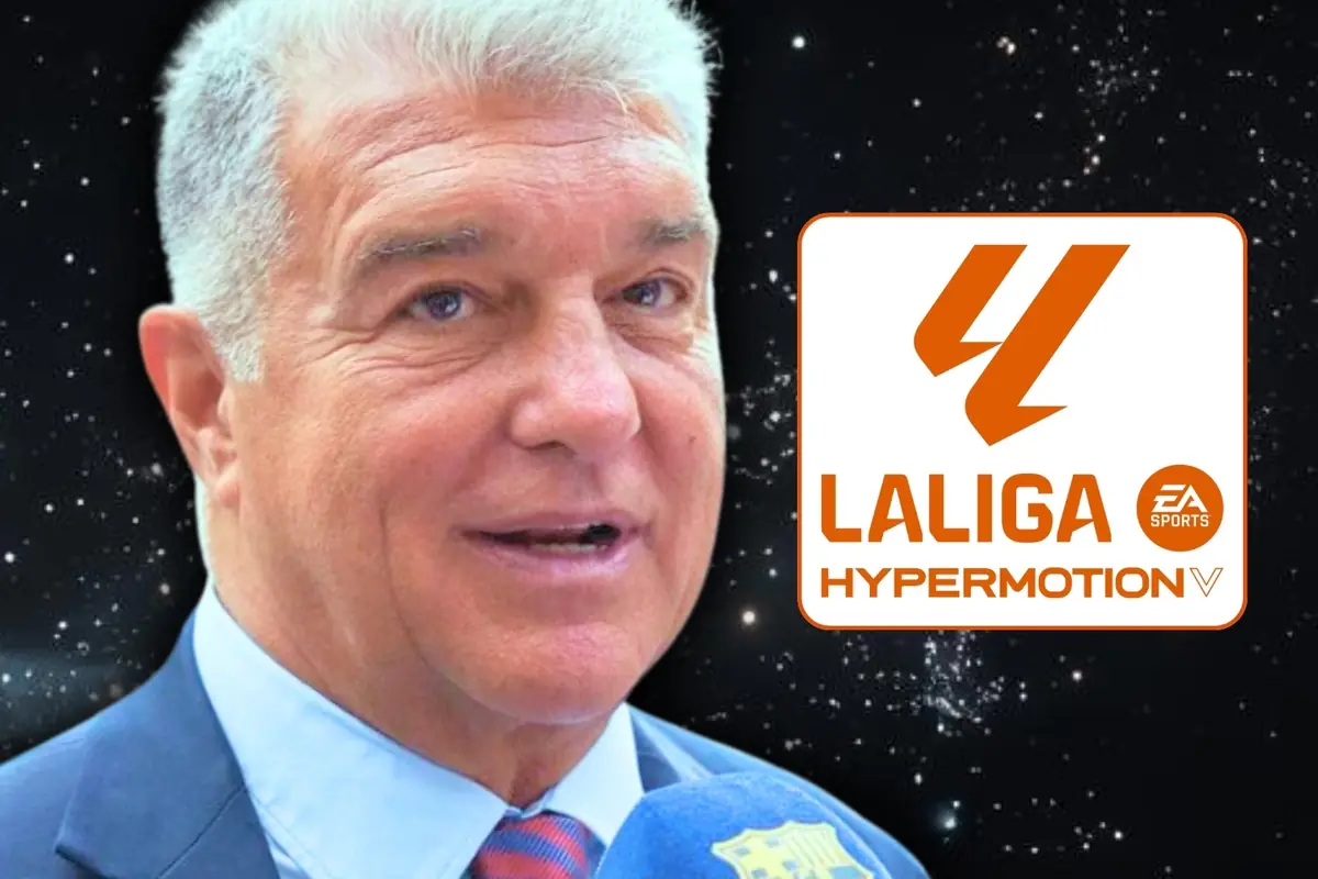 Home encanit amb vestit i corbata parlant davant d’un micròfon del FC Barcelona al costat del logotip taronja de LaLiga EA Sports Hypermotion V sobre un fons d’estrelles