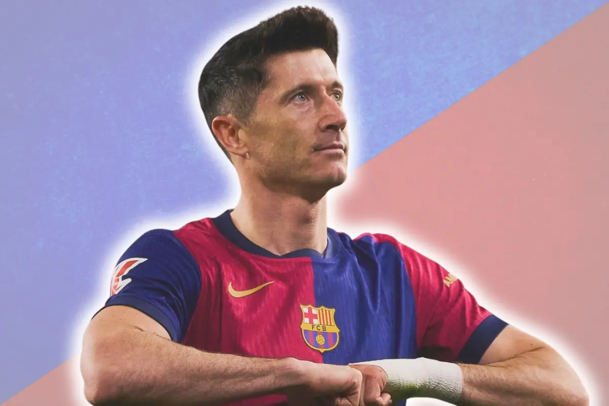 Futbolista del FC Barcelona amb uniforme blau i vermell posant amb els braços creuats sobre un fons degradat blau i rosa