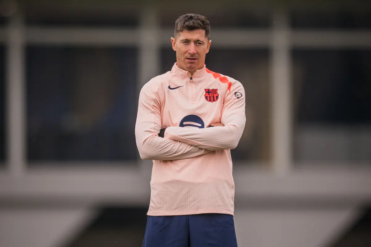 Futbolista amb uniforme d’entrenament del FC Barcelona dret amb els braços creuats