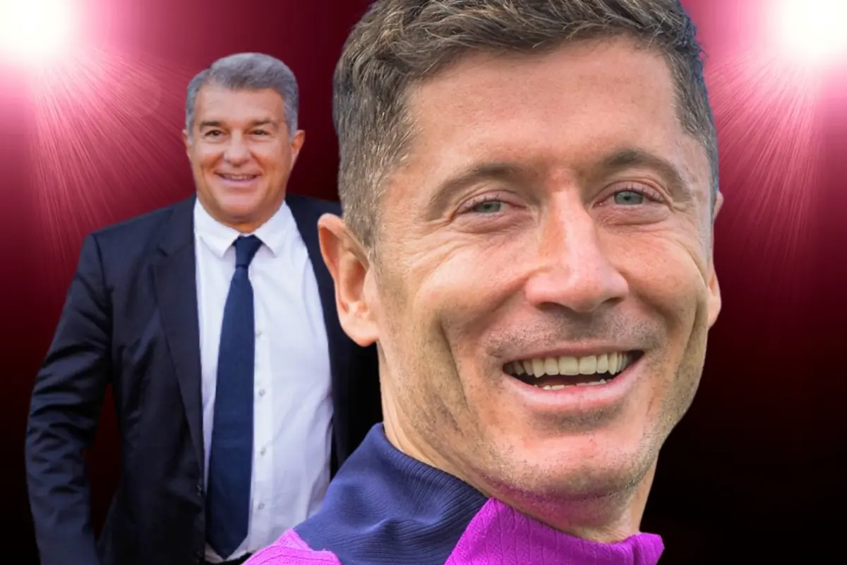 Primer pla d’un futbolista somrient amb un home amb vestit al fons sobre un fons fosc il·luminat per focus de llum