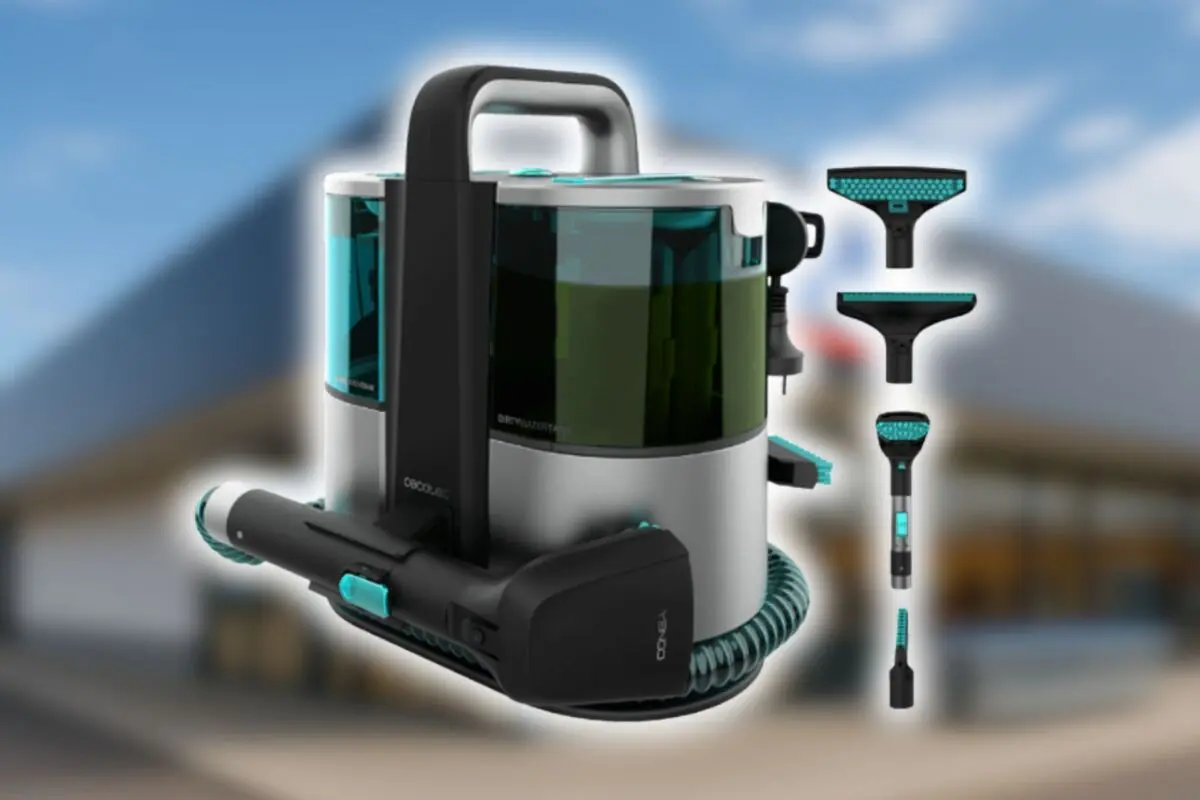 Aspiradora de tapicerías moderna de color negro y gris con depósito transparente y varios accesorios intercambiables sobre un fondo desenfocado de una tienda Aldi. Aspiradora de tapicerías moderna de color negro y gris con depósito transparente y varios accesorios intercambiables sobre un fondo desenfocado de una tienda Aldi.