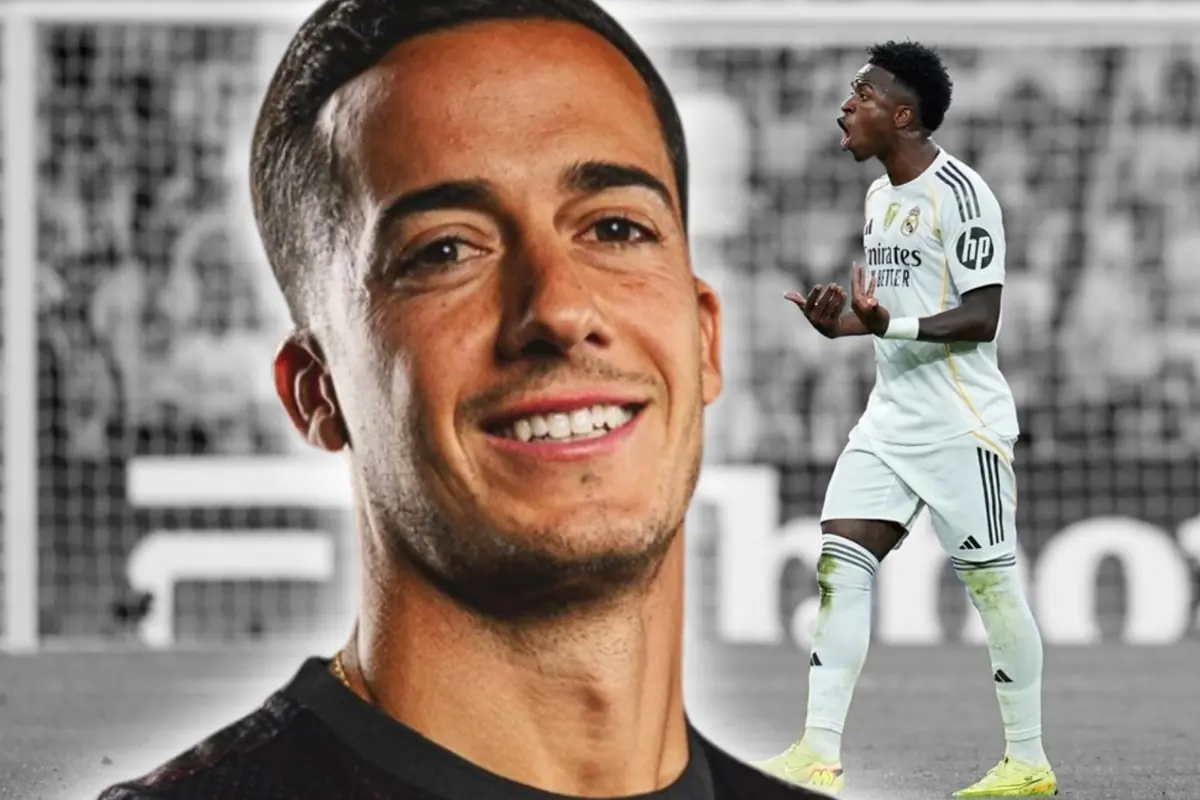 Primer pla d’un futbolista somrient amb el rostre en primer terme i al fons un altre jugador amb uniforme blanc gesticulant al camp de joc