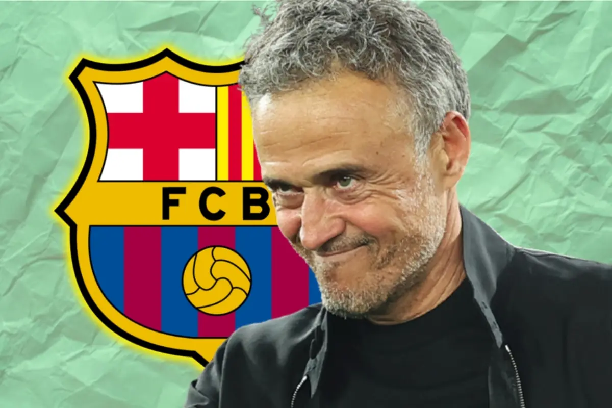 Entrenador de futbol somrient davant de l’escut del FC Barcelona sobre fons verd