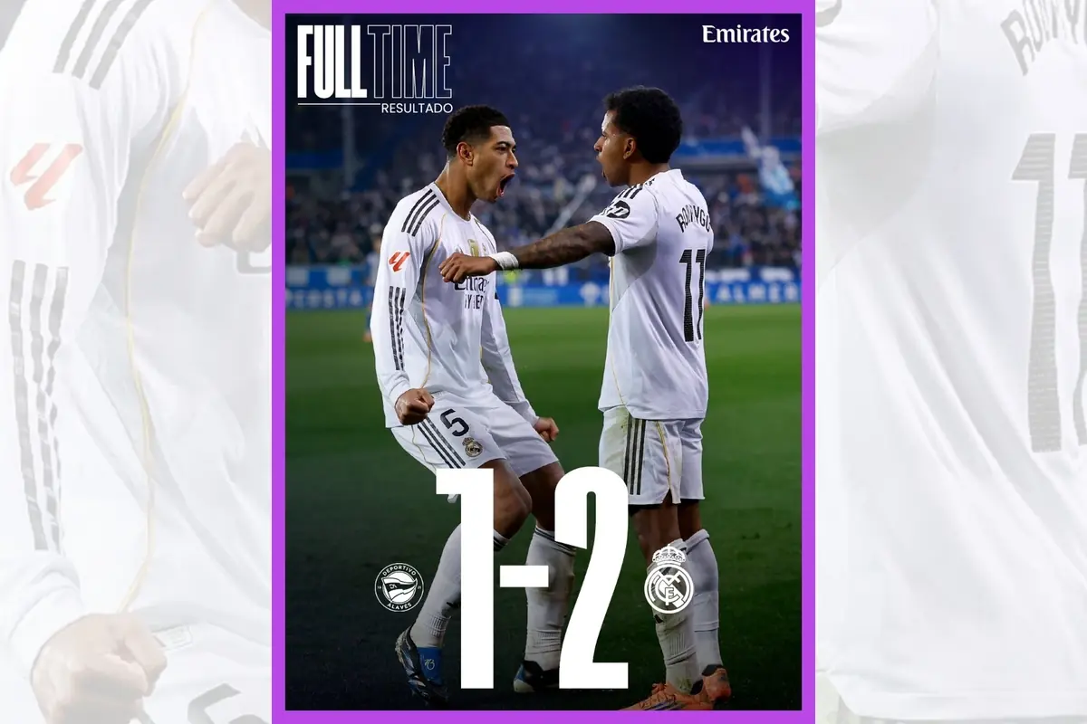 Dos jugadores del Real Madrid celebran un gol en el campo mientras el marcador muestra la victoria 2 a 1 sobre el Alavés