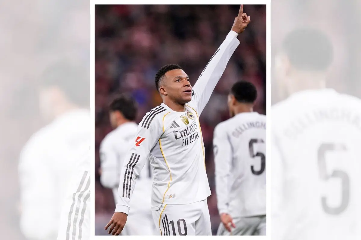 Futbolista del Real Madrid celebrando un gol con el brazo derecho levantado mientras sus compañeros lo observan en el campo