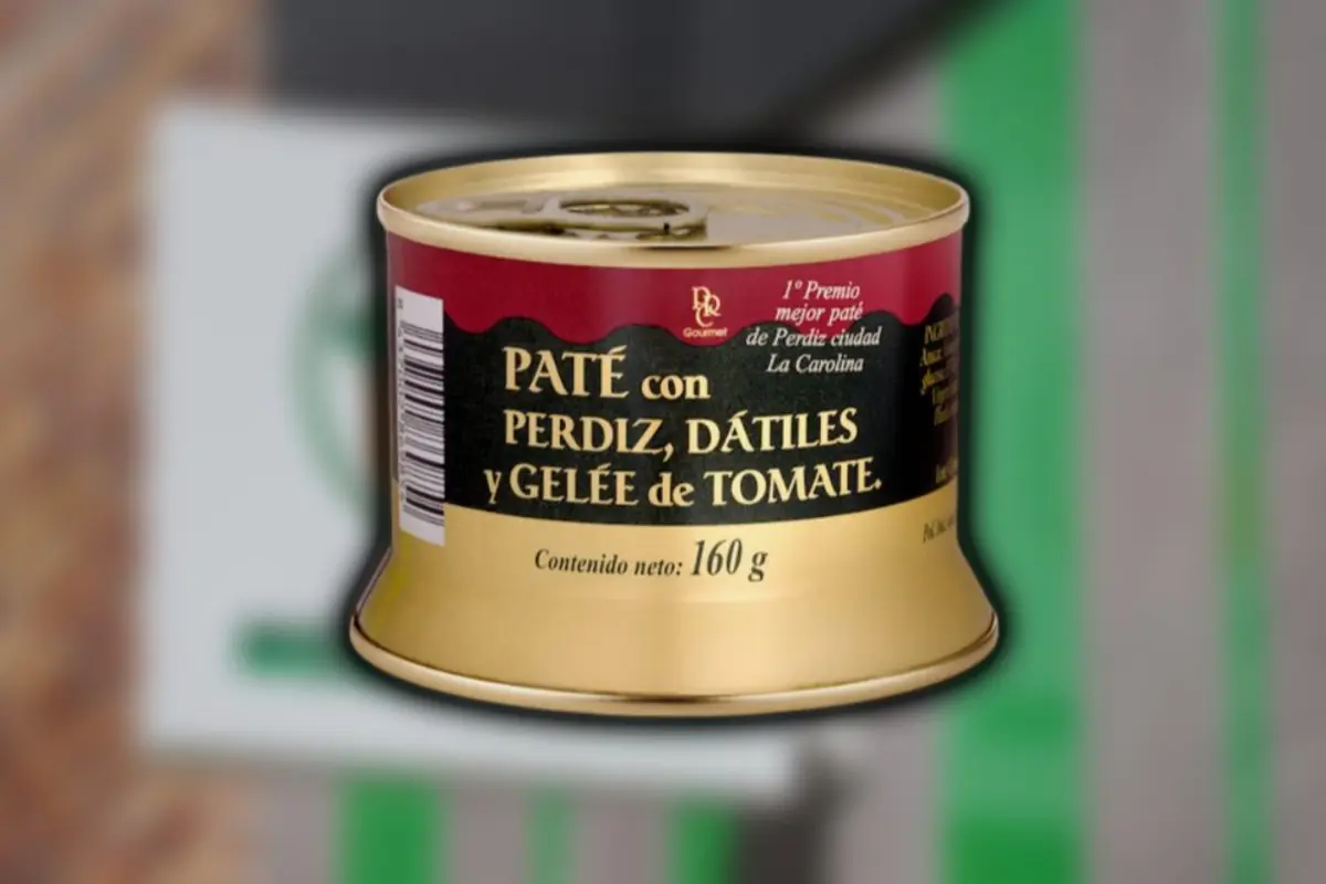 Lata de paté con perdiz dátiles y gelée de tomate de 160 gramos sobre un fondo desenfocado