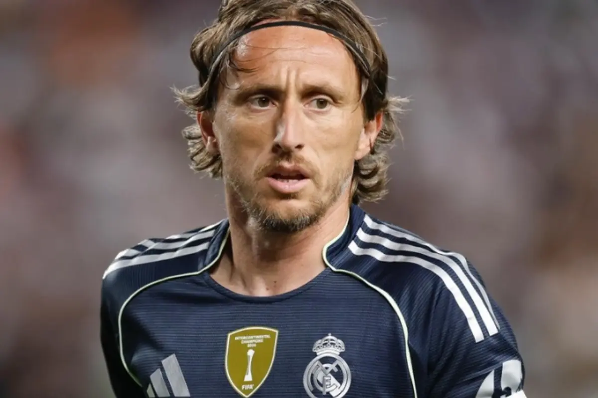 Futbolista amb samarreta blau marí del Reial Madrid durant un partit