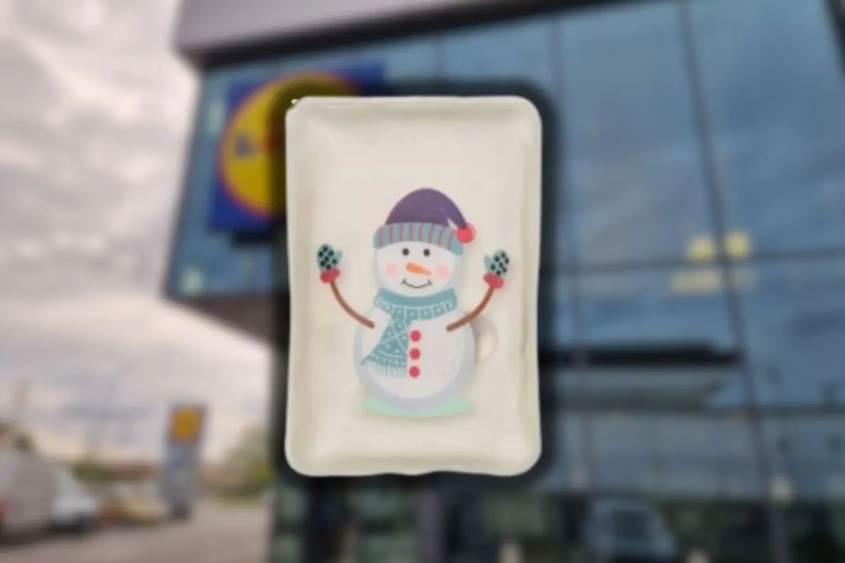 Un postre rectangular decorado con un muñeco de nieve sonriente al frente de una tienda desenfocada. Un postre rectangular decorado con un muñeco de nieve sonriente al frente de una tienda desenfocada.