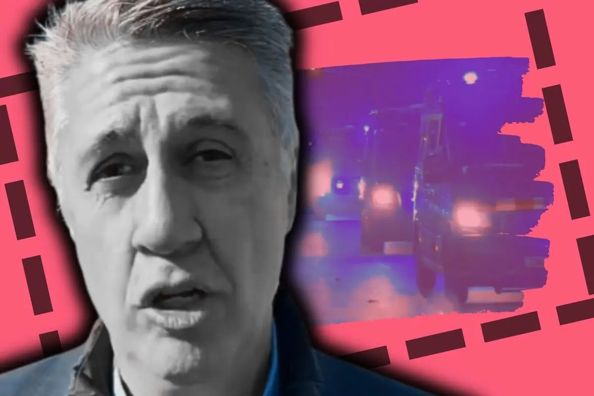 Primer pla en blanc i negre de Xavier García Albiol sobre un fons rosa amb requadre fosc i una escena nocturna de vehicles amb llums enceses de la policia.