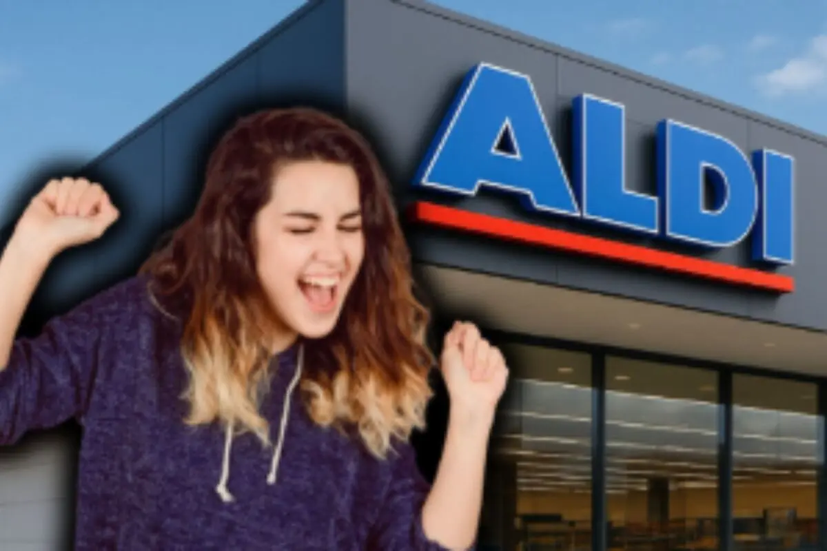 Mujer joven celebrando emocionada frente a la fachada de un supermercado Aldi.