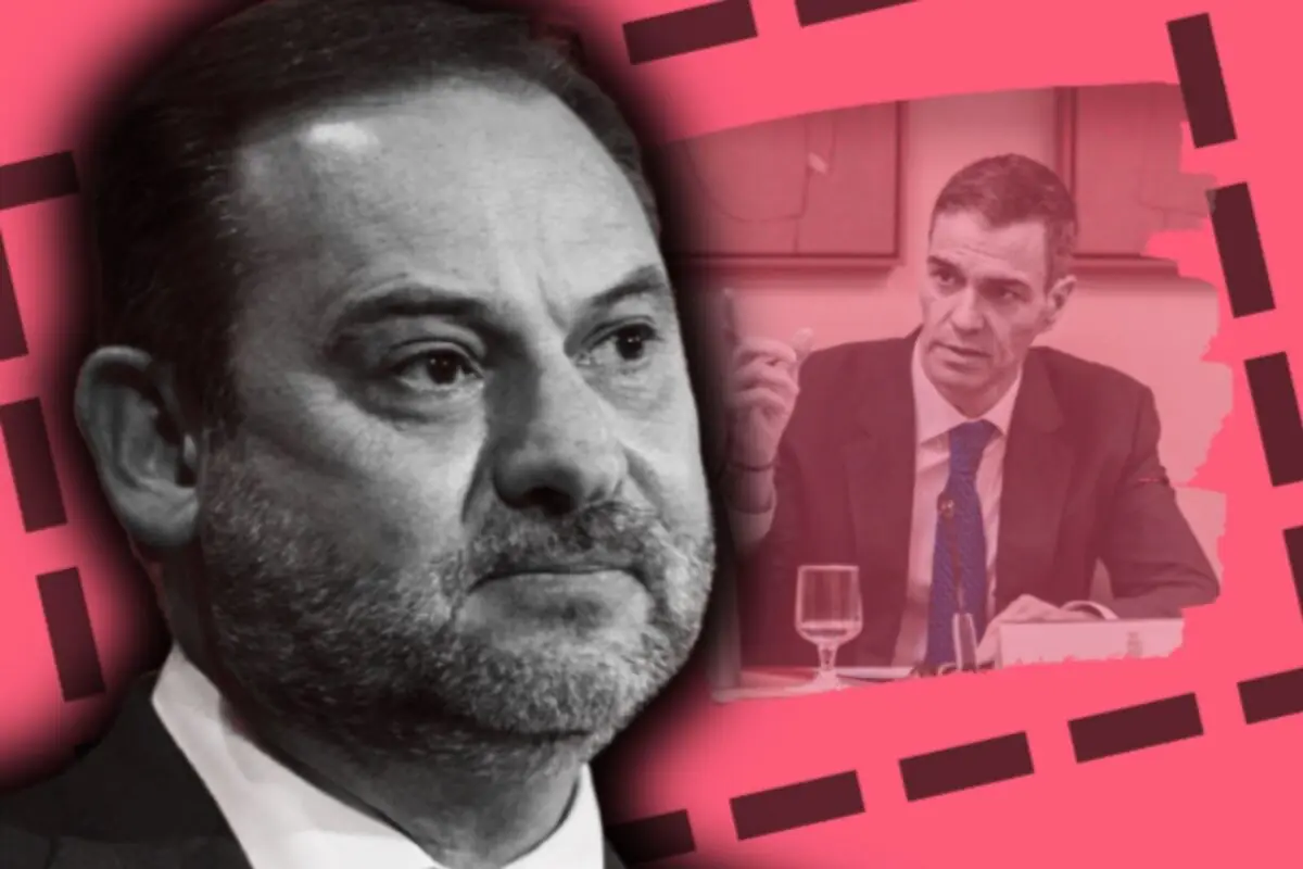 Primer plano de Ábalos con expresión seria en blanco y negro, al fondo aparece Pedro Sánchez en una mesa sobre un fondo rosa con detalles gráficos negros.