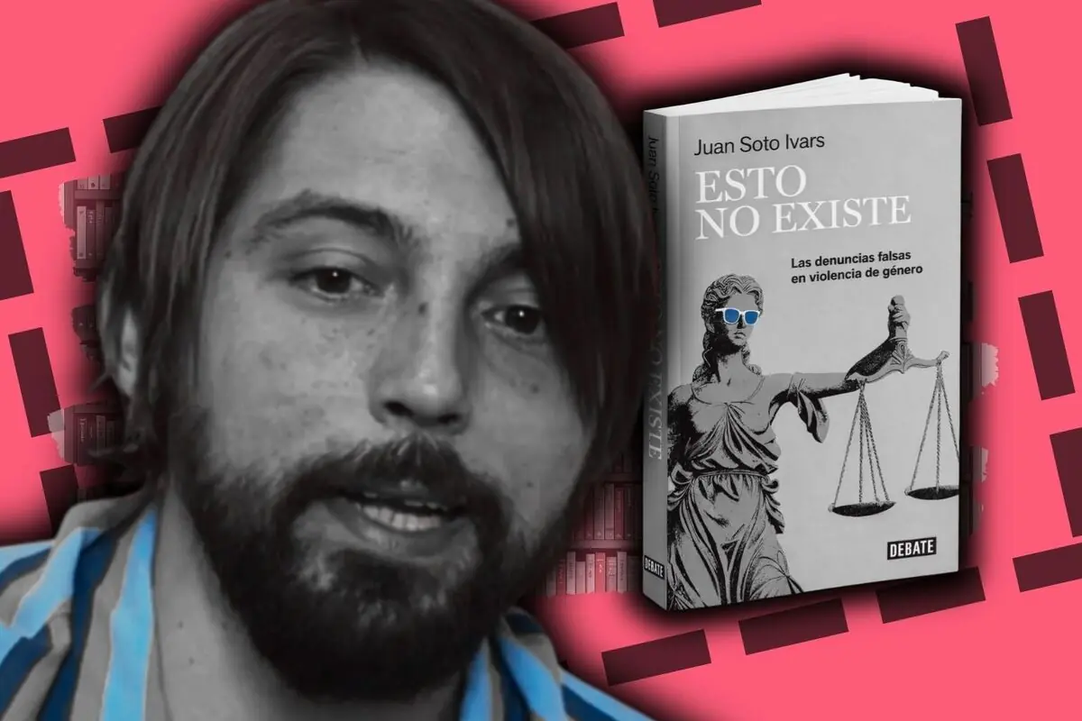 Retrat en blanc i negre de Juan Soto Ivars amb barba al costat de la portada del seu llibre titulat 'Això no existeix' sobre denúncies falses en violència de gènere sobre fons rosa.