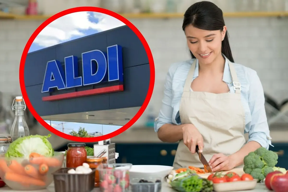 Mujer sonriente cortando verduras en una cocina con un círculo que muestra el letrero de la tienda Aldi.