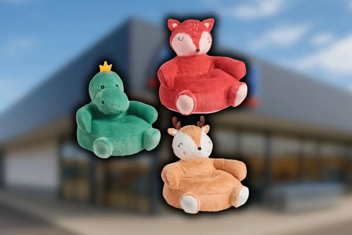 Tres sillones infantiles de peluche de Aldi con forma de dinosaurio verde, zorro rojo y ciervo beige sobre un fondo desenfocado de una tienda de la cadena. Tres sillones infantiles de peluche de Aldi con forma de dinosaurio verde, zorro rojo y ciervo beige sobre un fondo desenfocado de una tienda de la cadena.
