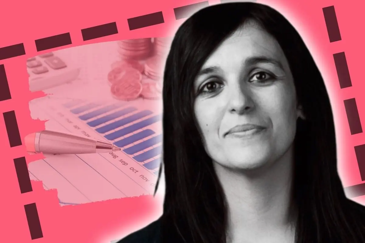 Montaje de fotos de Sílvia Orriols con expresión seria sobre un fondo rosa que combina gráficos financieros, monedas y una pluma.
