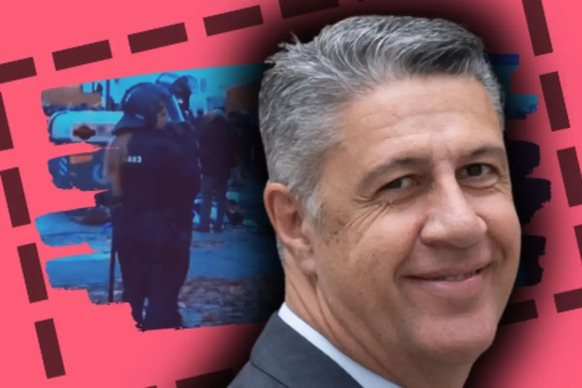 Muntatge de fotos de Xavier García Albiol somrient en primer pla amb una escena de policies antiavalots desenfocada al fons sobre un disseny gràfic rosa.