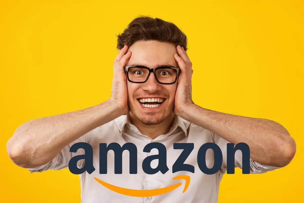 Montaje con hombre joven, con gafas, sonriendo y sorprendido con las manos en la cabeza sobre fondo amarillo, y logotipo de Amazon en primer plano