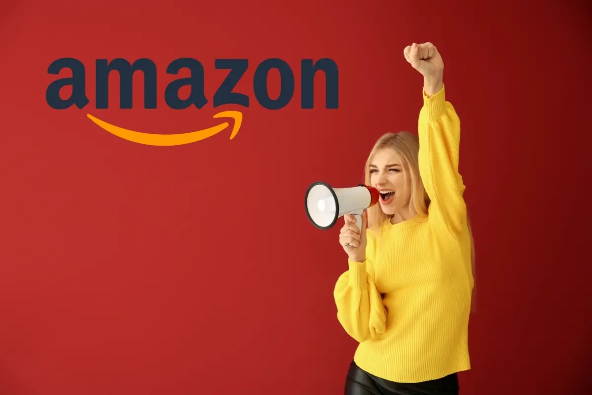 Muntatge amb dona jove, amb jersei groc, celebrant i parlant per un megàfon, davant d’un fons vermell amb el logotip d’Amazon