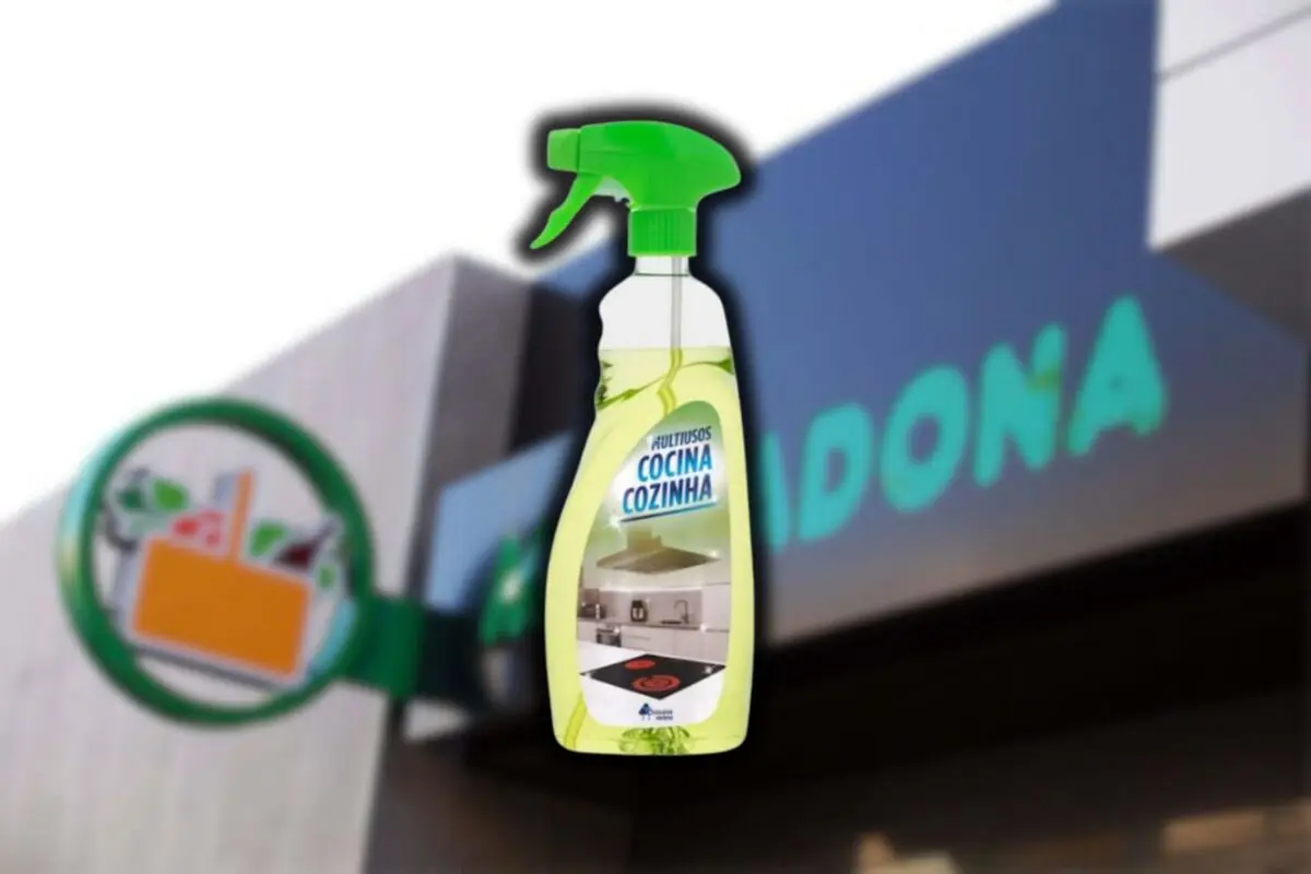 Botella de limpiador multiusos de cocina con fondo de supermercado Mercadona desenfocado Botella de limpiador multiusos de cocina con fondo de supermercado Mercadona desenfocado