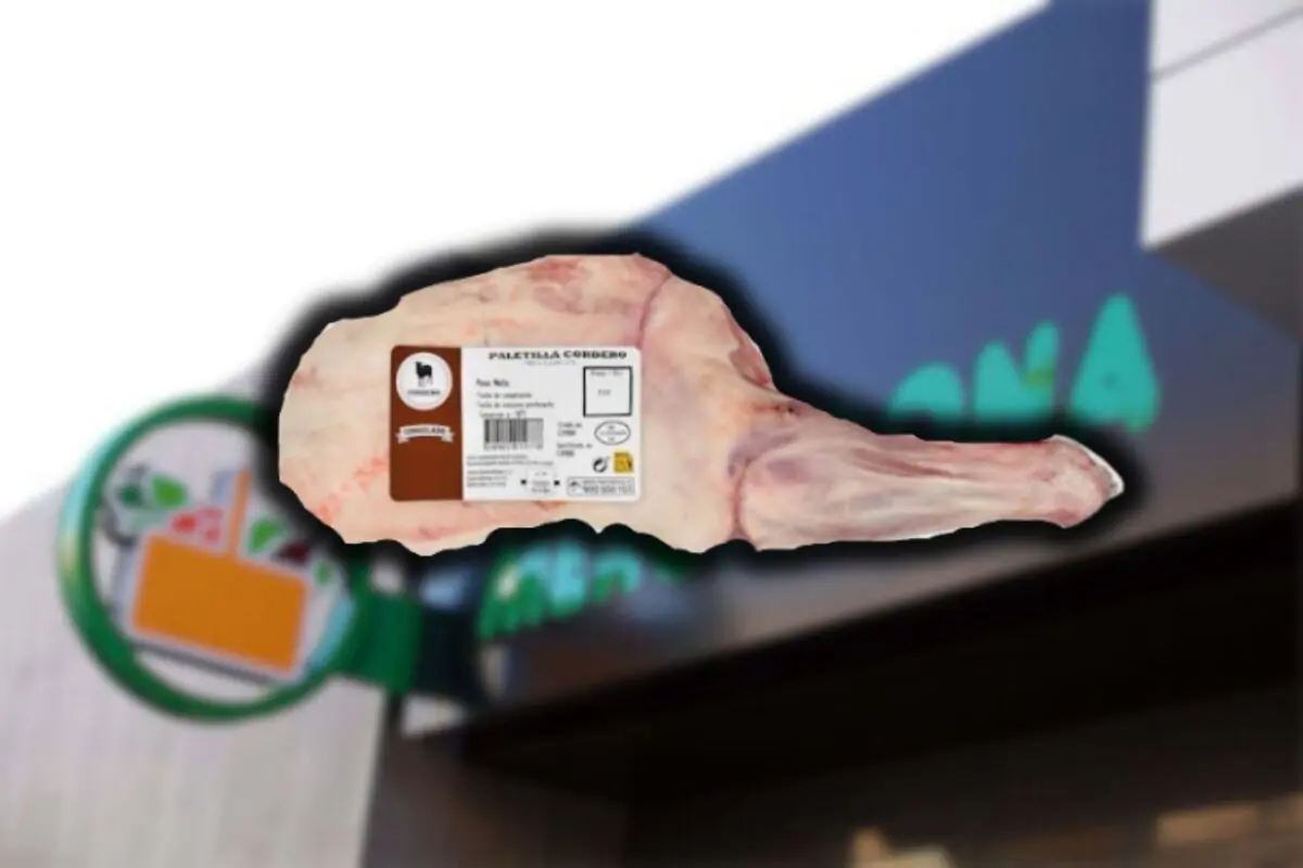 Paletilla de cordero envasada con etiqueta sobre un fondo de supermercado desenfocado Paletilla de cordero envasada con etiqueta sobre un fondo de supermercado desenfocado