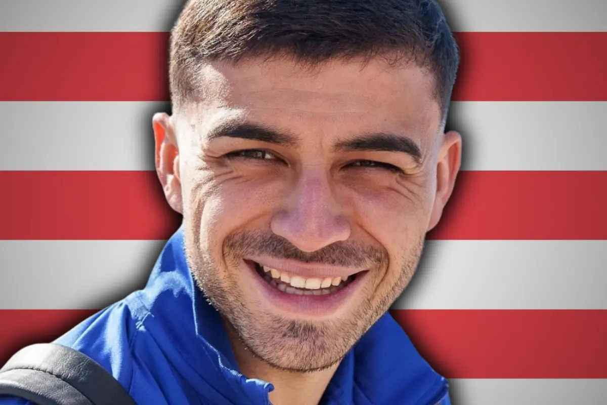 Pedri en primer plano con una gran sonrisa delante de un fondo de color rojiblanco