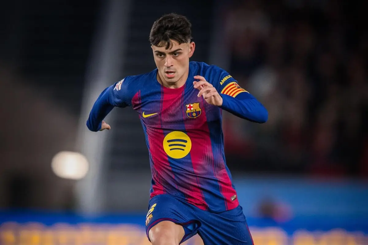 Pedri corrent durant un partit davant un fons difuminat