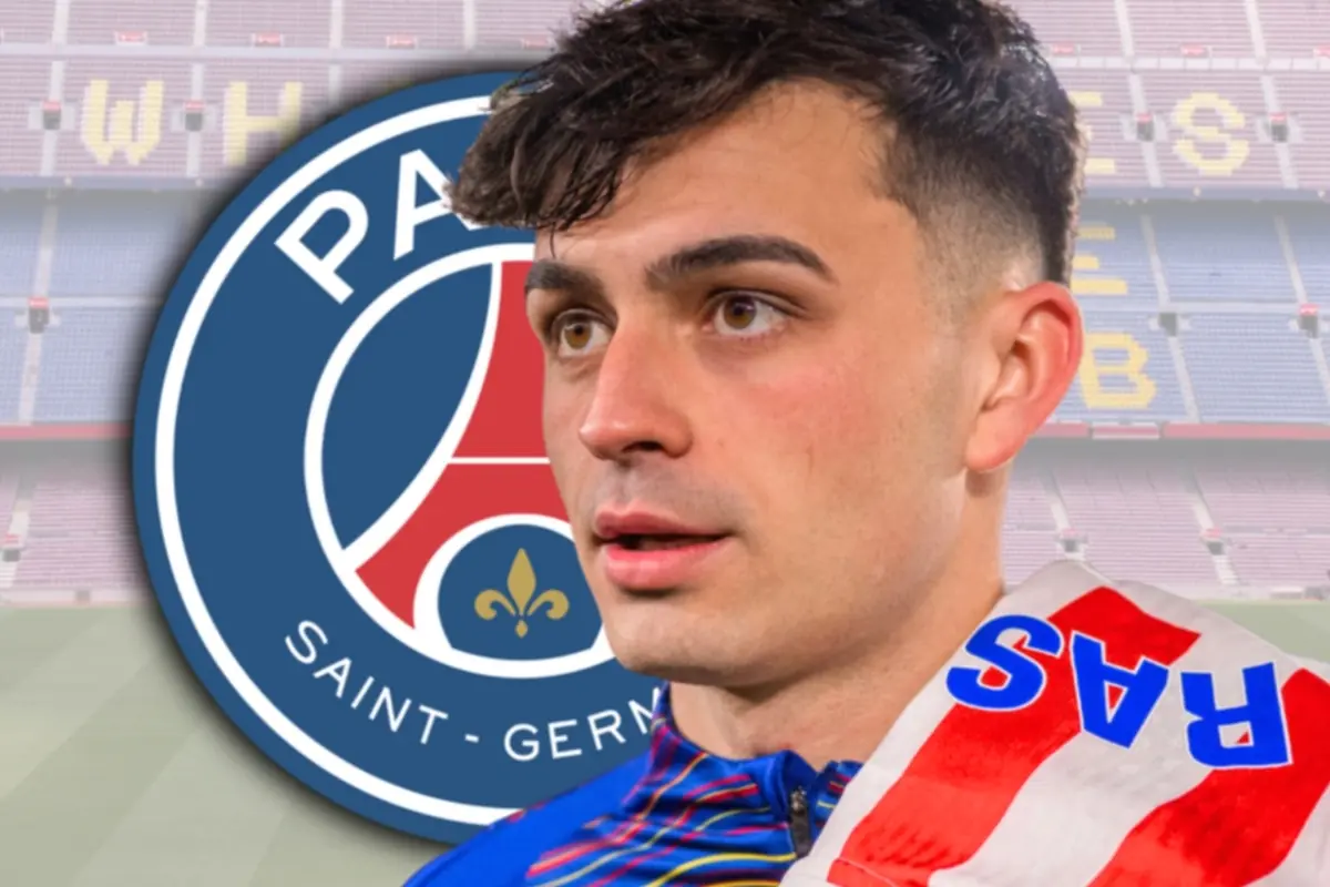 Un futbolista con una bufanda roja y blanca frente al escudo del PSG en un estadio de fondo