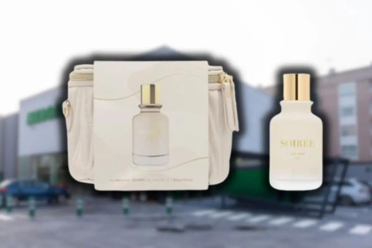 Set de perfume Soirée con frasco blanco y dorado y neceser claro sobre fondo desenfocado de supermercado