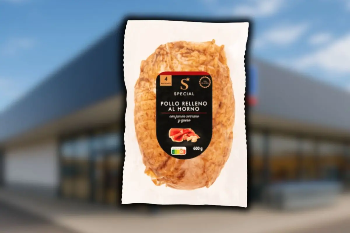 Paquete de pollo relleno al horno con jamón serrano y queso sobre un fondo desenfocado de un supermercado Aldi. Paquete de pollo relleno al horno con jamón serrano y queso sobre un fondo desenfocado de un supermercado Aldi.