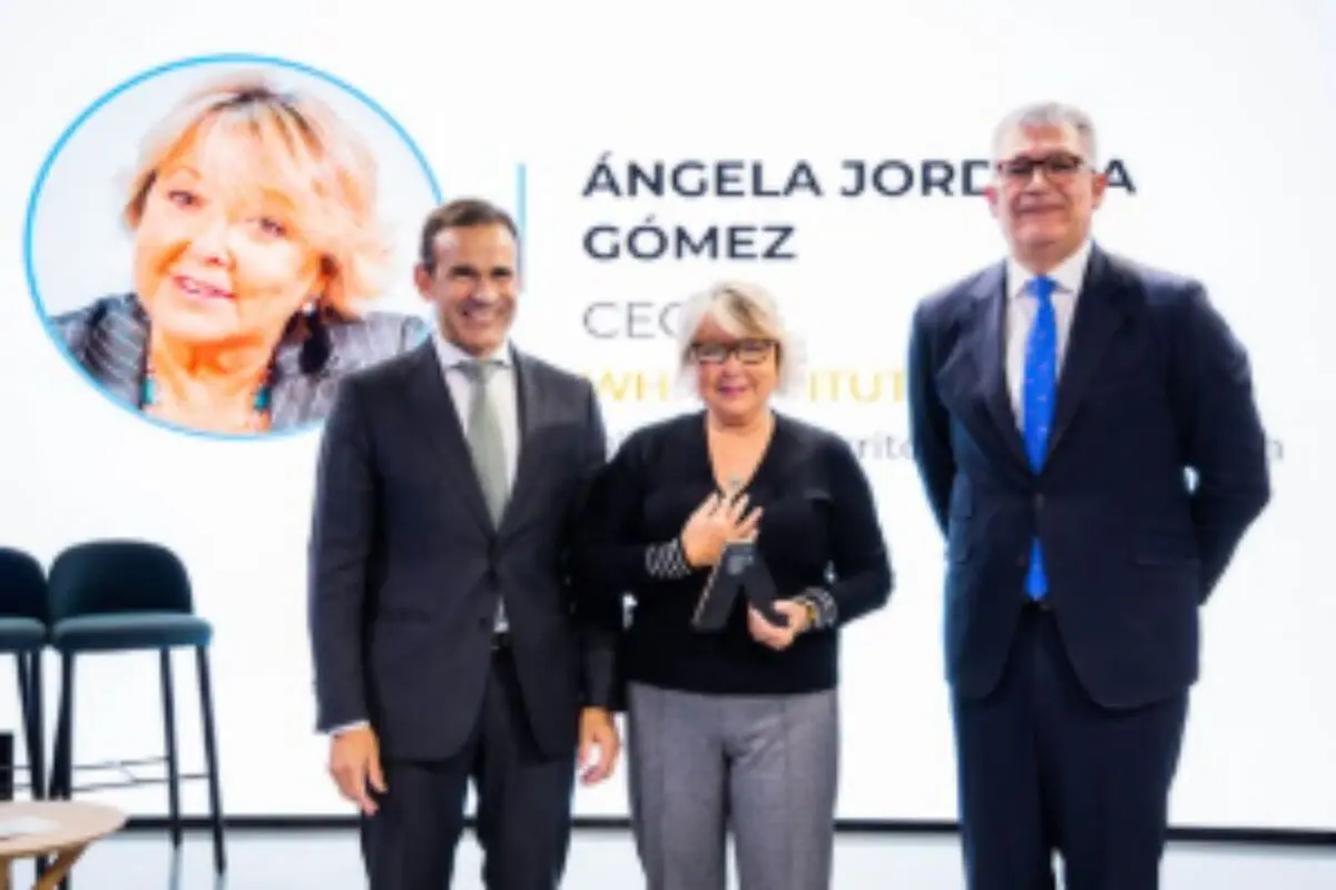 El director de Negocio de CaixaBank, Jaume Masana; la ganadora del ‘Premio A Profesional Autónoma’ de 2025, Ángela Jordana, y el director comercial segmento Negocios de CaixaBank, Toni Rodríguez.