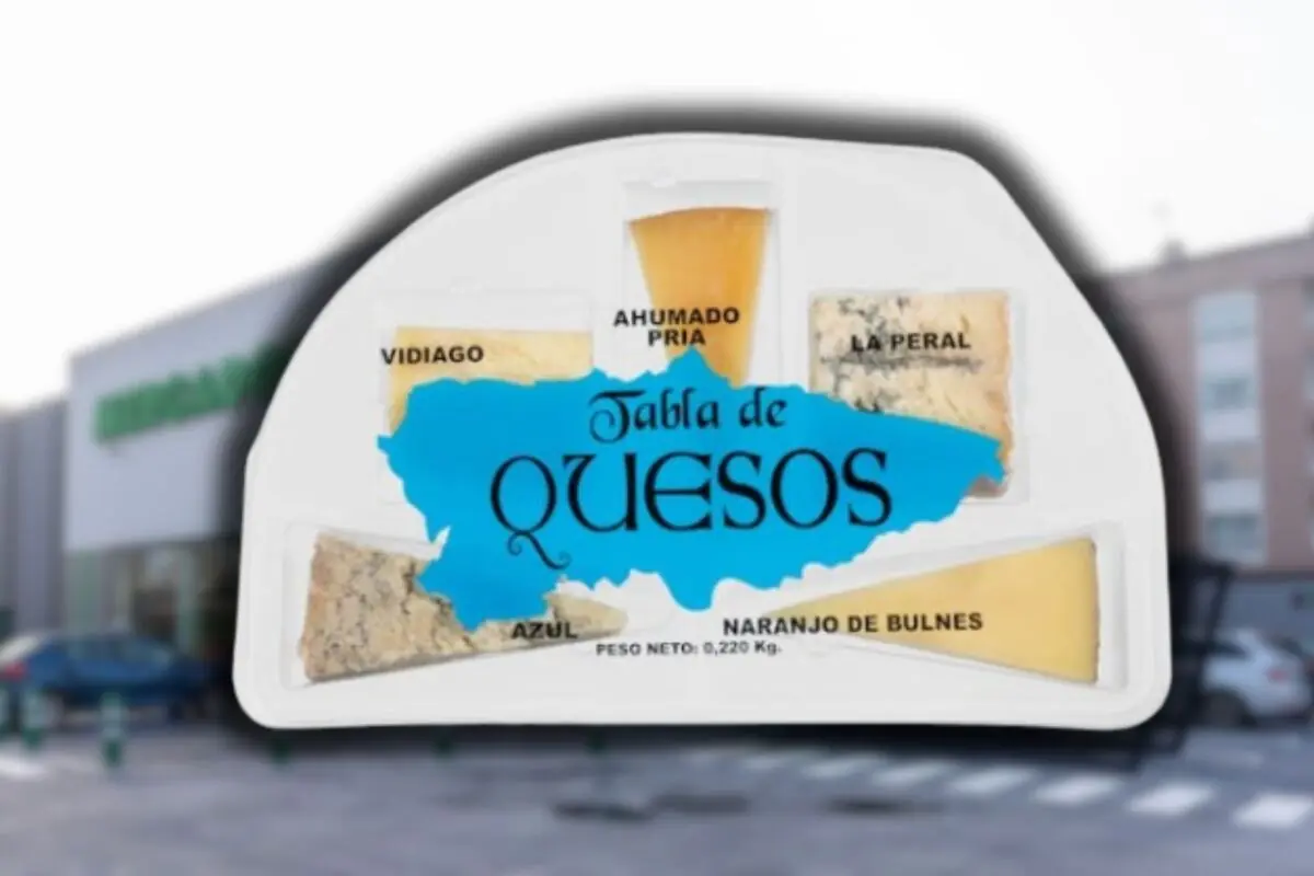 Envase de tabla de quesos variados asturianos con porciones etiquetadas como Vidiago Ahumado Pría La Peral Azul y Naranjo de Bulnes sobre fondo de supermercado desenfocado