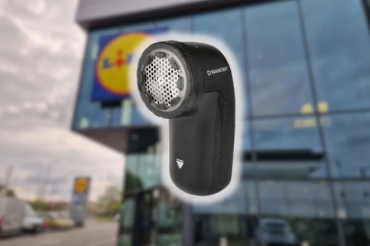 Dispositivo quitapelusas negro de la marca SilverCrest frente a una tienda Lidl desenfocada