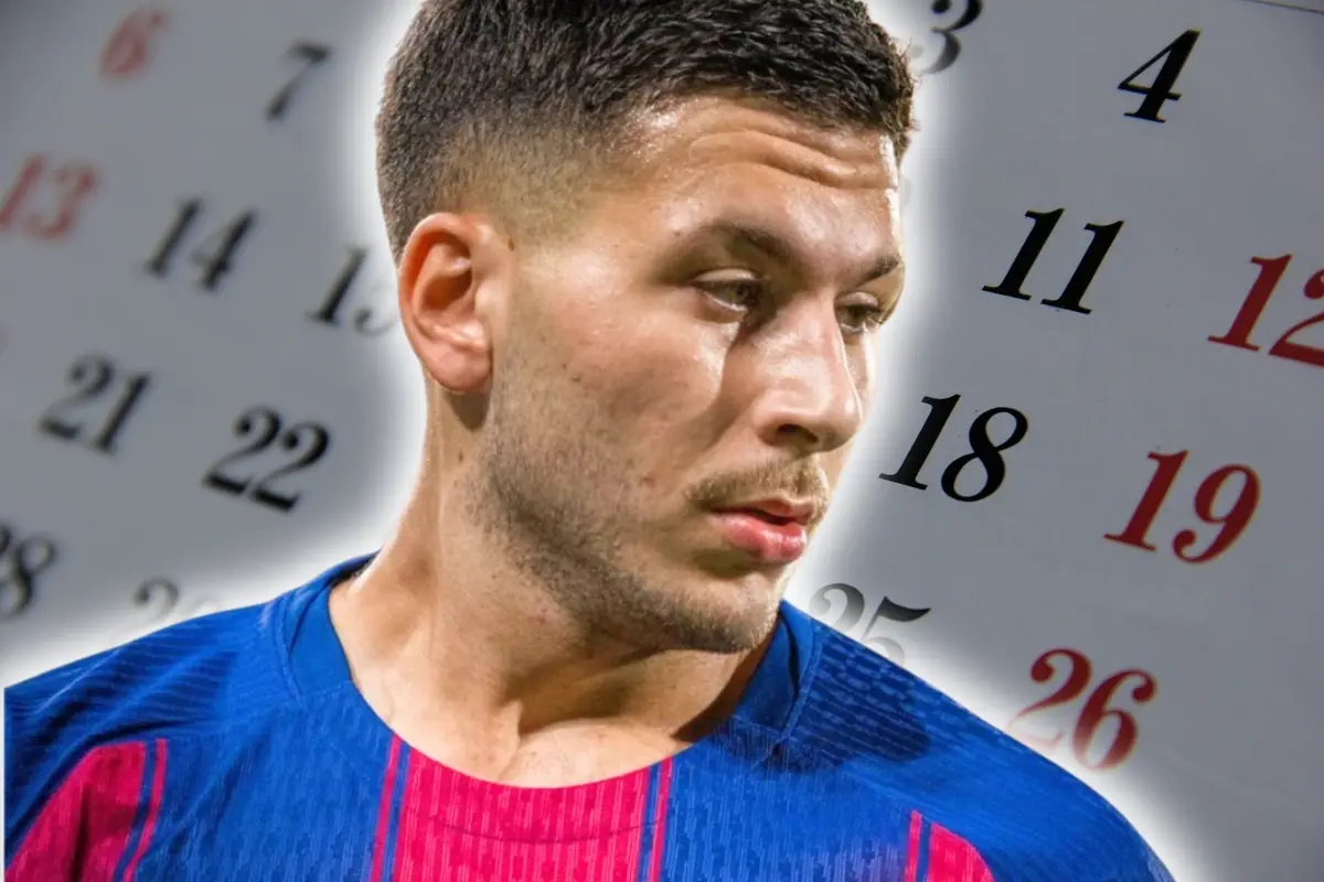 Futbolista amb uniforme blau i vermell en primer pla amb un calendari desenfocat de fons