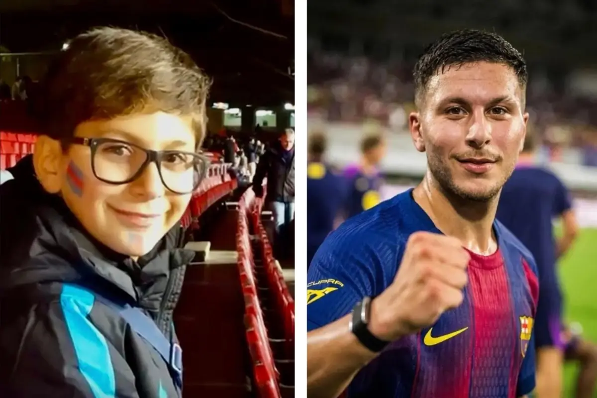 Un nen amb ulleres i pintura a la galta somriu en un estadi mentre un jove futbolista celebra al camp amb el puny alçat, tots dos amb samarretes del Barcelona.