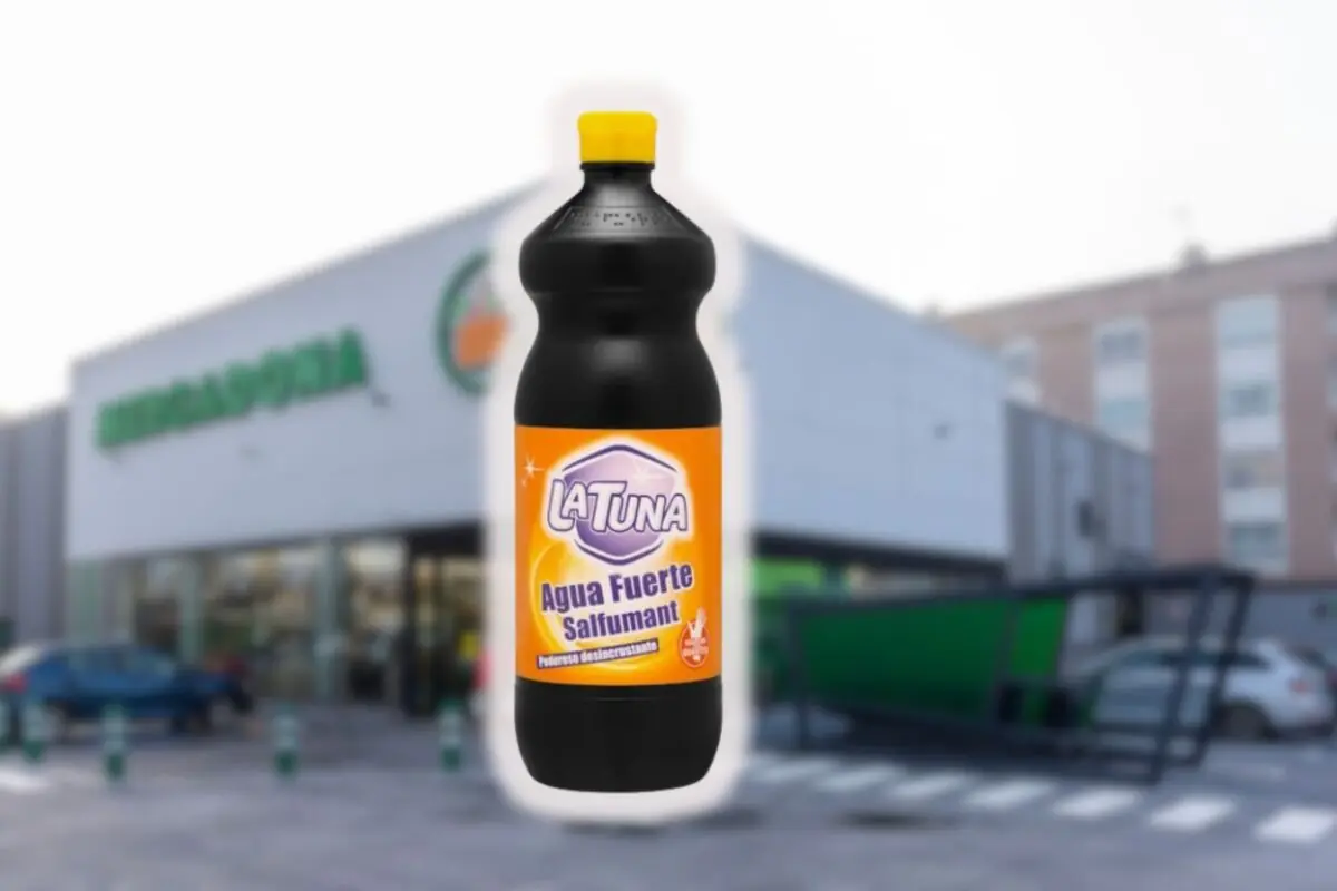 Botella de limpiador Agua Fuerte Salfumant marca La Tuna en primer plano frente a la fachada de un supermercado Mercadona desenfocado