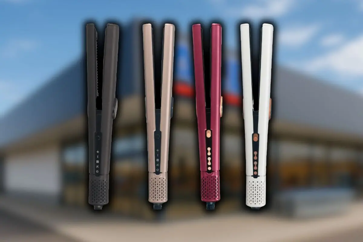 Cuatro planchas para el cabello de diferentes colores de Aldi están alineadas frente a un fondo desenfocado de una tienda de la cadena.