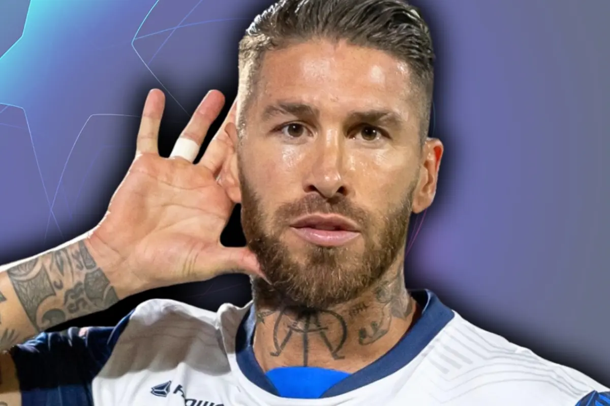 Futbolista amb barba i tatuatges es porta la mà a l’orella en un gest de celebració sobre un fons blau amb línies geomètriques
