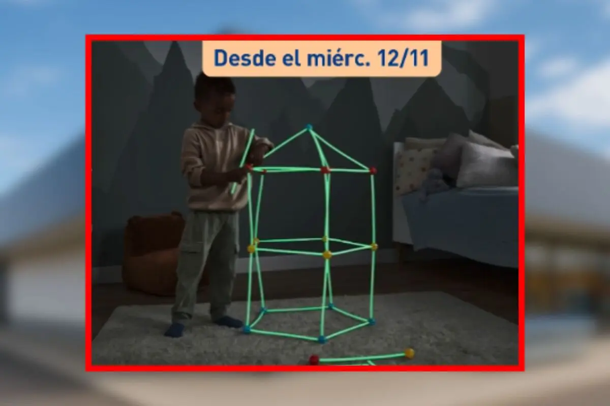 Niño jugando en una habitación con un set de construcción de tubos que brillan en la oscuridad y un anuncio en la parte superior que dice que está disponible esde el miérc. 12/11, en Aldi.