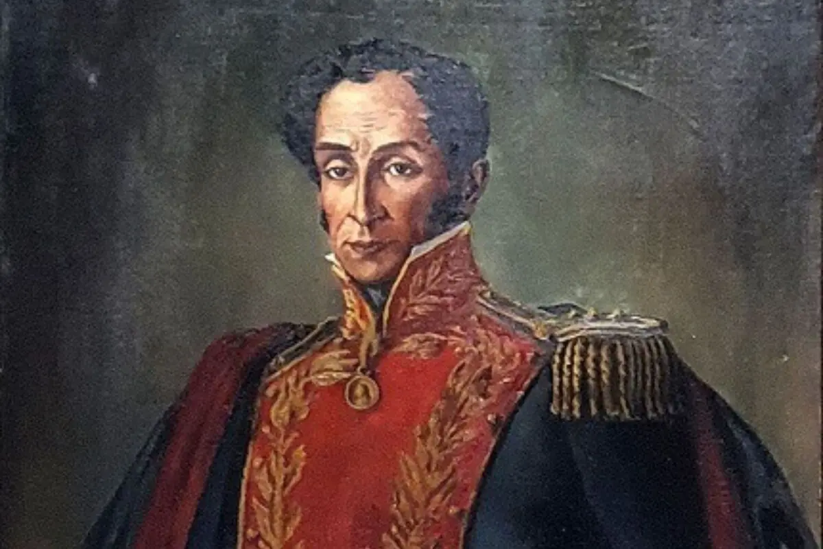 Retrat de Simón Bolívar amb uniforme militar vermell i detalls daurats sobre un fons fosc. Retrat de Simón Bolívar amb uniforme militar vermell i detalls daurats sobre un fons fosc.