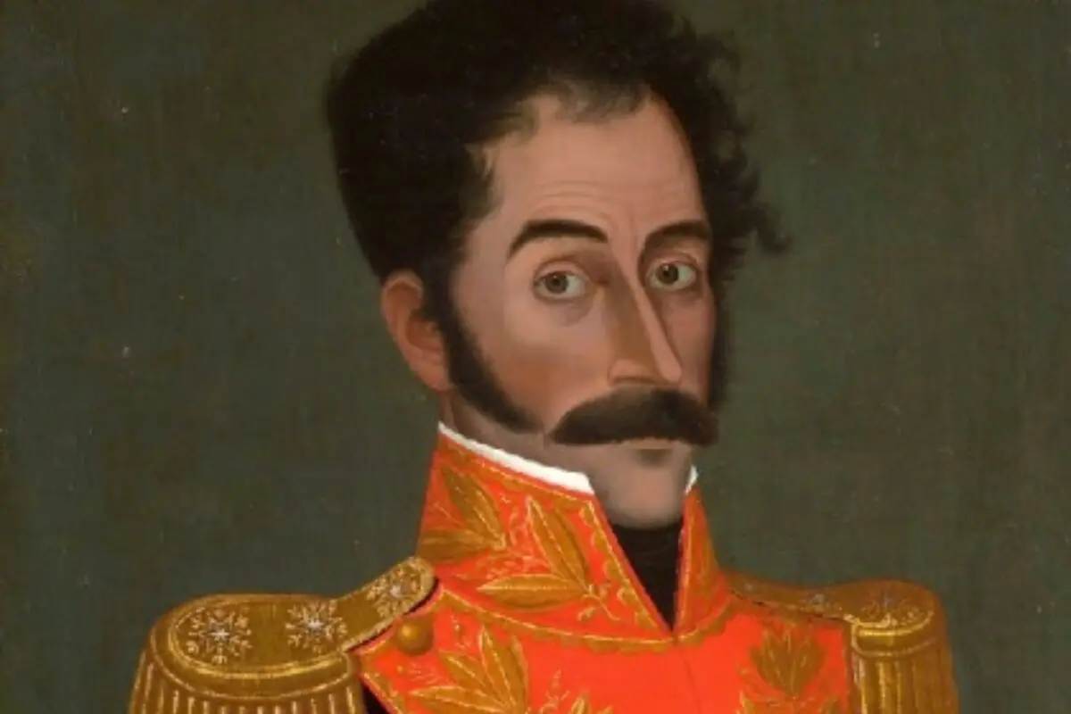 Retrat de Simón Bolívar amb bigoti i uniforme militar vermell decorat amb detalls daurats sobre un fons fosc. Retrat de Simón Bolívar amb bigoti i uniforme militar vermell decorat amb detalls daurats sobre un fons fosc.