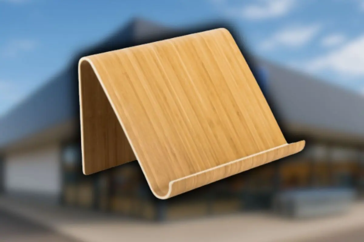 Soporte de madera curvada para tablet o libro de Aldi sobre fondo desenfocado de una tienda de la mencionada cadena. Soporte de madera curvada para tablet o libro de Aldi sobre fondo desenfocado de una tienda de la mencionada cadena.