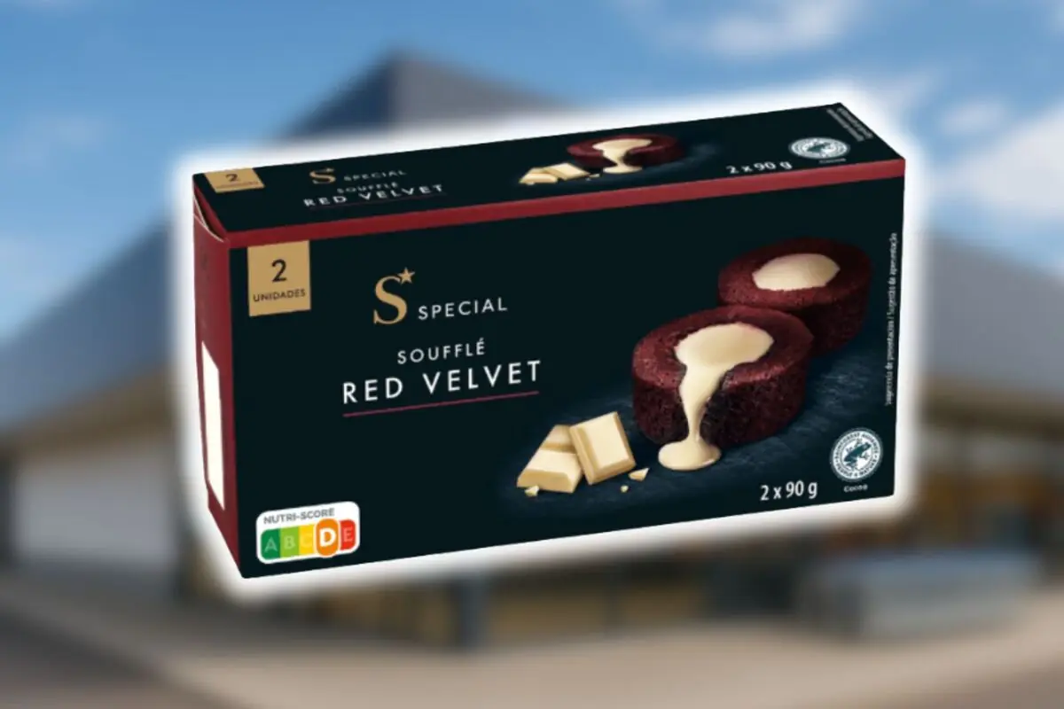 Caja de soufflé red velvet con relleno cremoso y trozos de chocolate blanco en el empaque de Aldi.