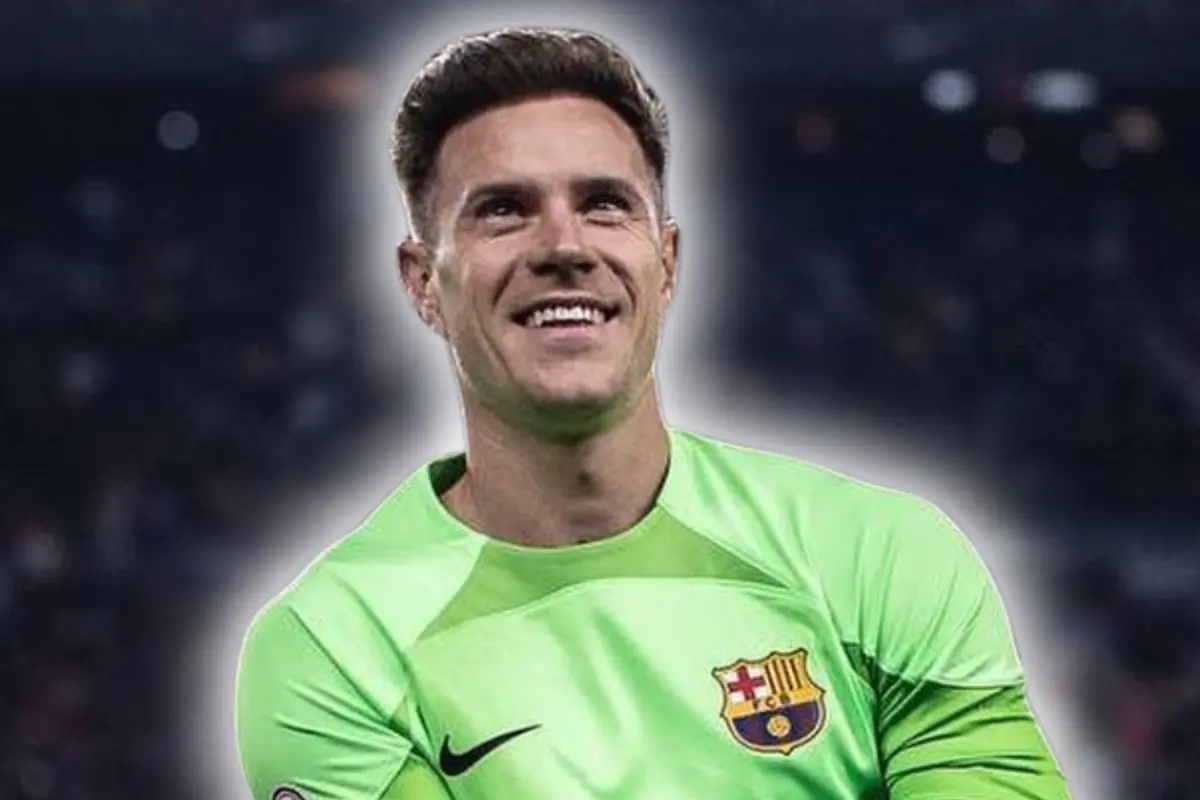 Portero con uniforme verde del FC Barcelona sonriendo en un estadio Portero con uniforme verde del FC Barcelona sonriendo en un estadio