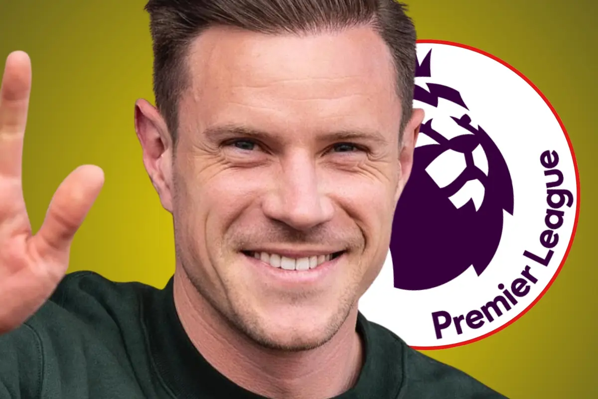 Hombre sonriente saludando con la mano frente al logo de la Premier League sobre fondo amarillo