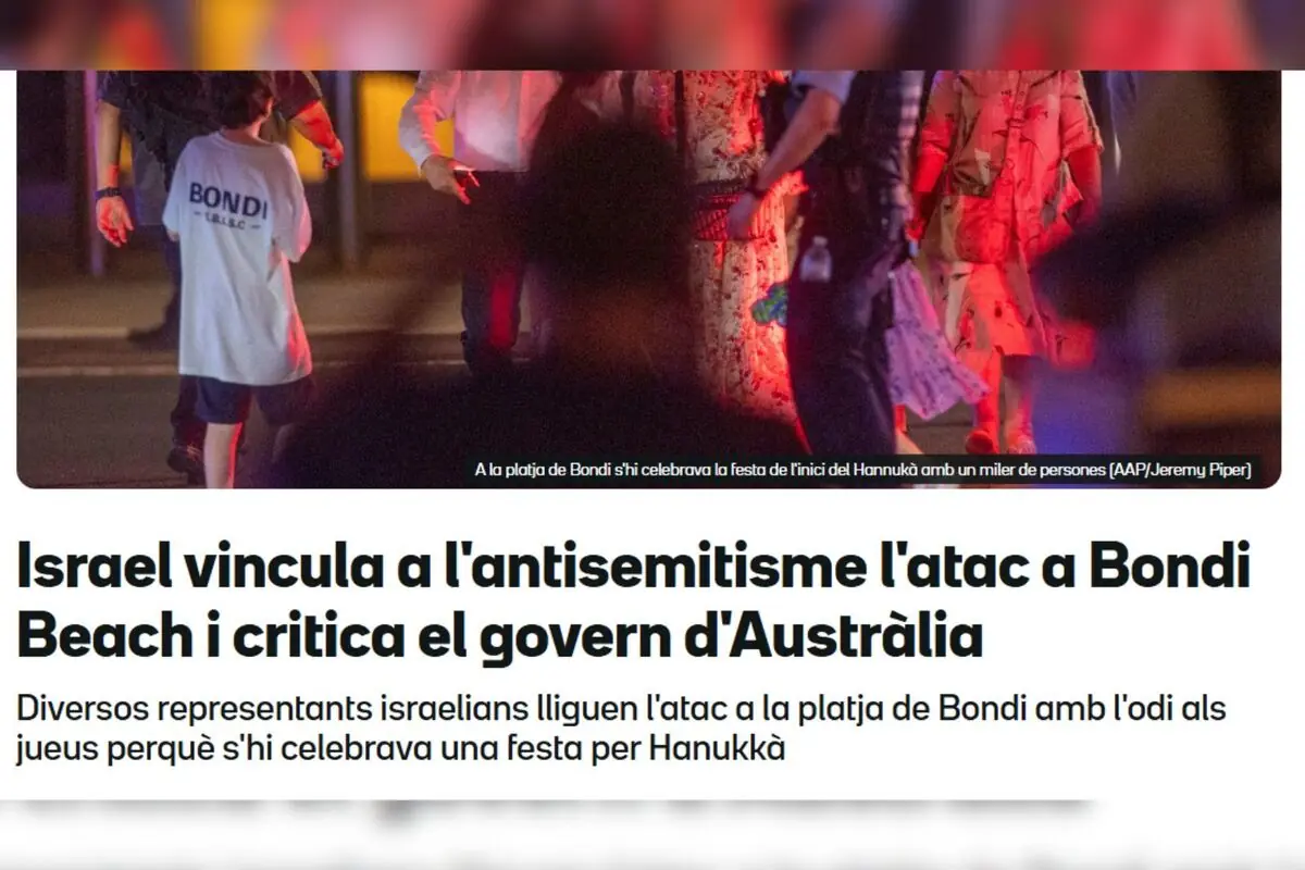 Varias personas, entre ellas un niño con camiseta blanca que dice Bondi, caminan de noche acompañadas por policías en una escena iluminada con luces rojas, mientras el texto en catalán menciona un ataque en Bondi Beach relacionado con antisemitismo y críticas al gobierno de Australia.