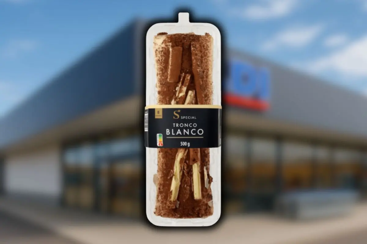 Postre helado Tronco Blanco de chocolate en envase de 500 g frente a un supermercado desenfocado de Aldi.