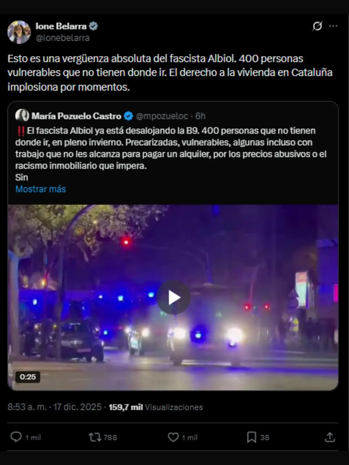 Captura de pantalla d’un tuit d’Ione Belarra criticant un desallotjament massiu a Catalunya amb un vídeo incrustat on es veuen vehicles policials amb els llums blaus encesos circulant de nit per un carrer urbà.