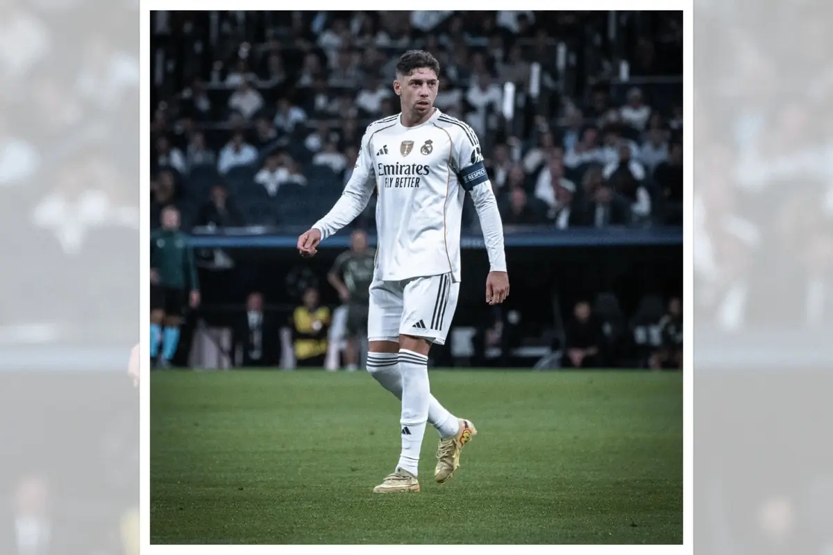 Futbolista con uniforme blanco del Real Madrid en el campo durante un partido