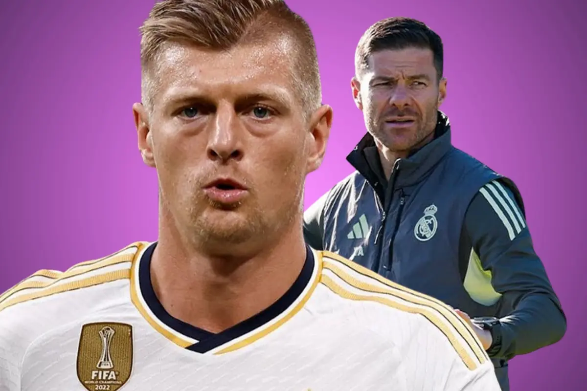 Dos hombres relacionados con el fútbol aparecen sobre un fondo morado, uno de ellos lleva un uniforme blanco y el otro viste ropa deportiva con el escudo del Real Madrid.