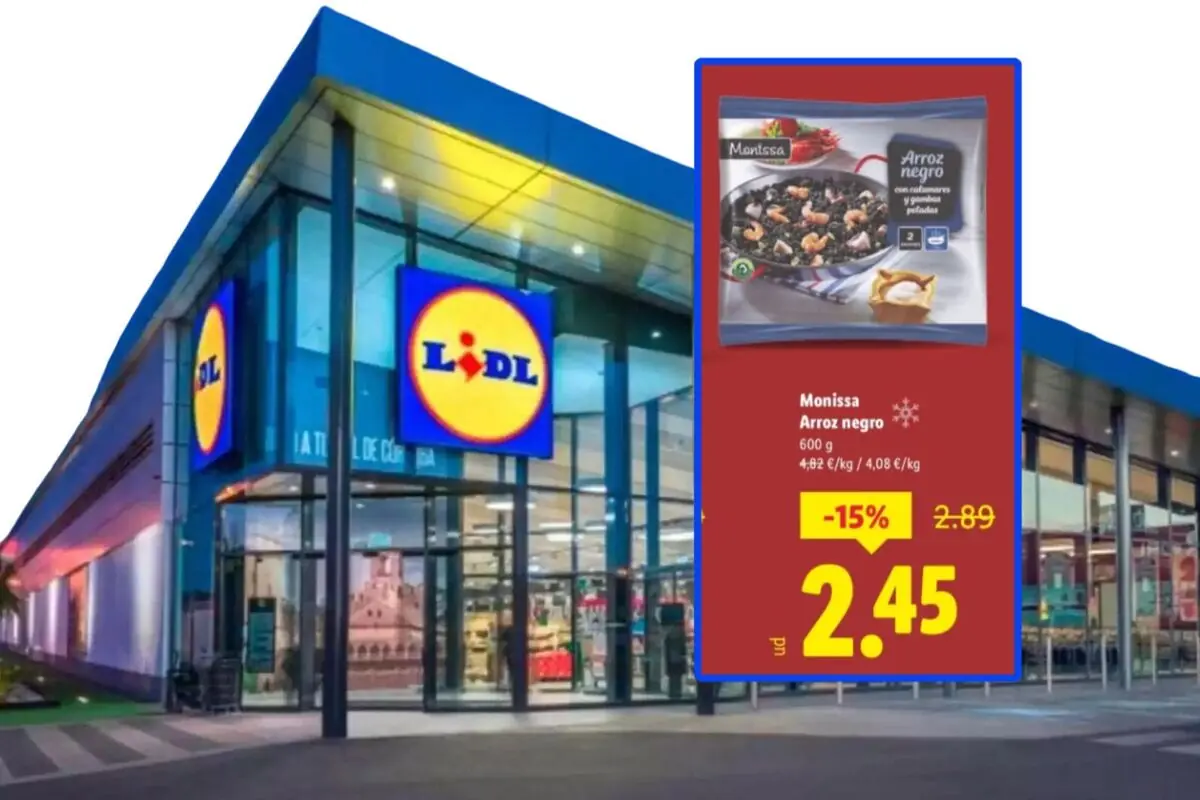 Fachada de supermercado Lidl con un cartel promocional de arroz negro congelado Monissa de 600 g en oferta al precio de 2,45 euros con un descuento del 15 por ciento